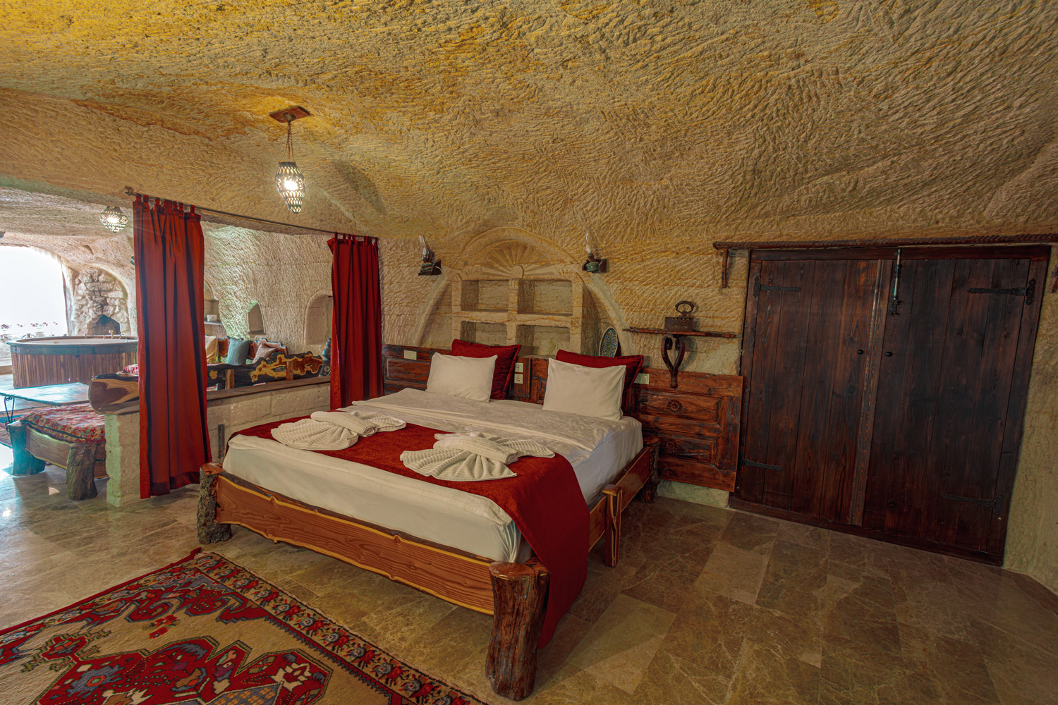 King Suite Cave Room 37